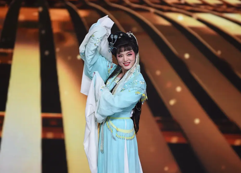 白雪:一段失败的婚姻,为了儿子不恋爱,45岁遇小男友终获幸福_腾讯新闻