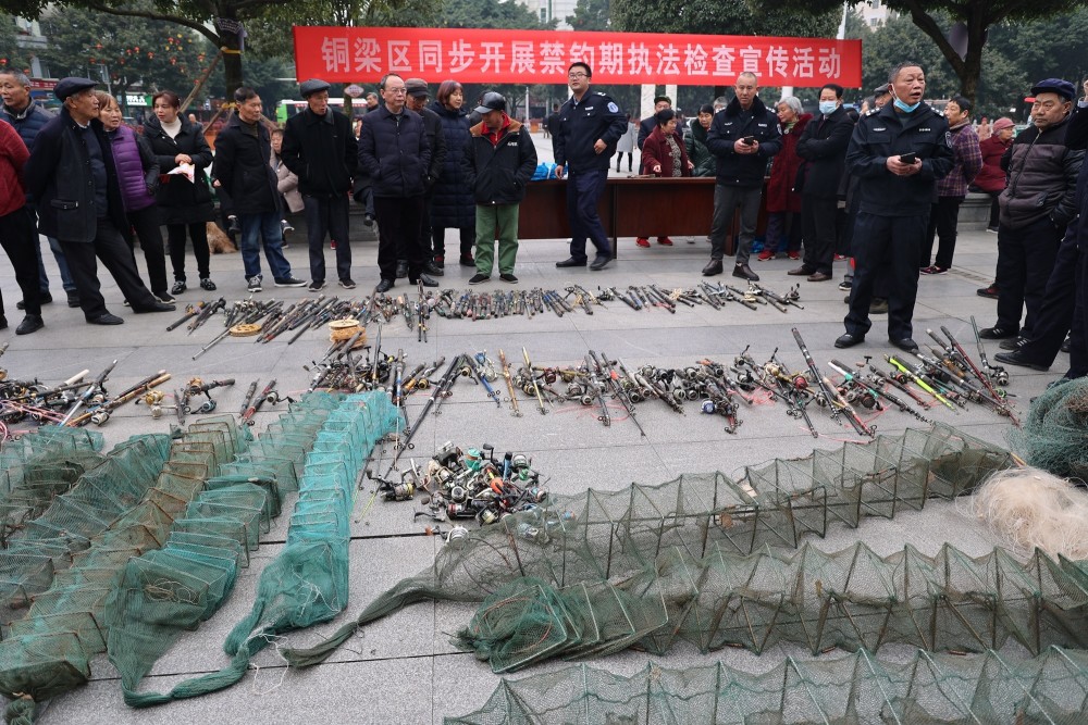铜梁开展禁钓执法活动集中销毁非法渔具