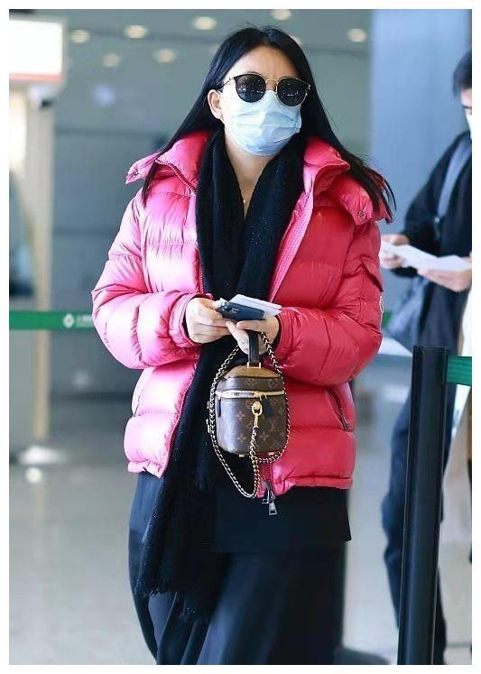 李湘暴瘦回归穿粉色长裙惊艳亮相气质优雅美回年轻时的巅峰