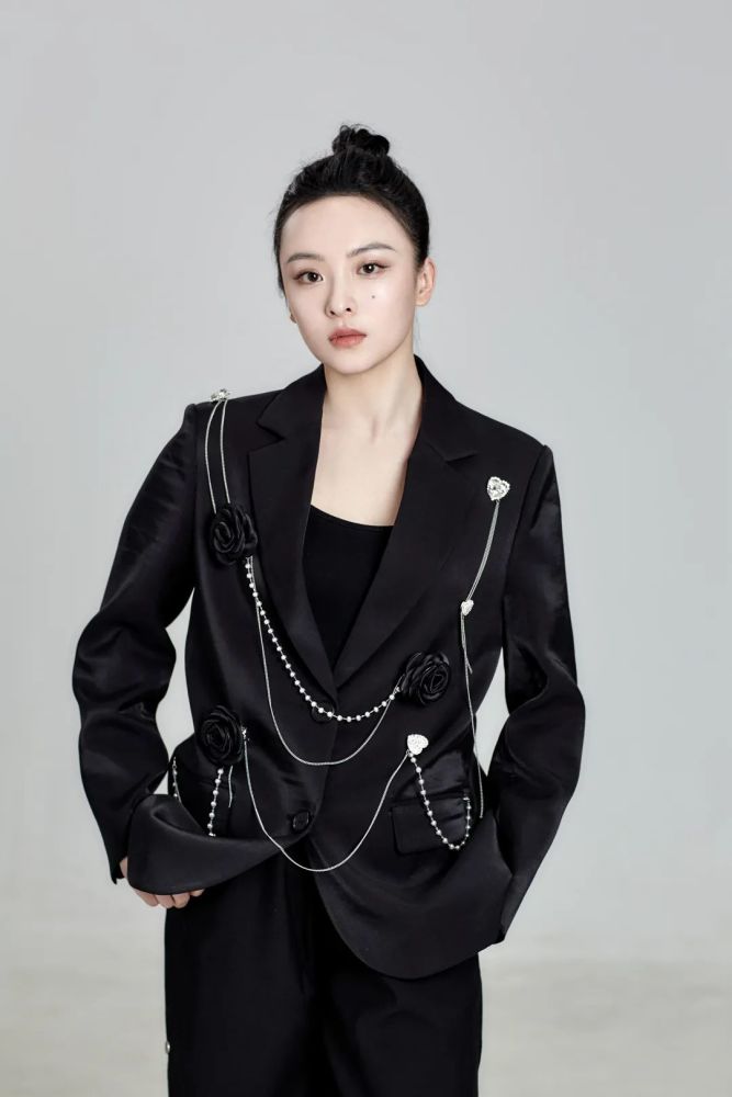 李丞汐酷飒写真上线自我定义彰显个性态度