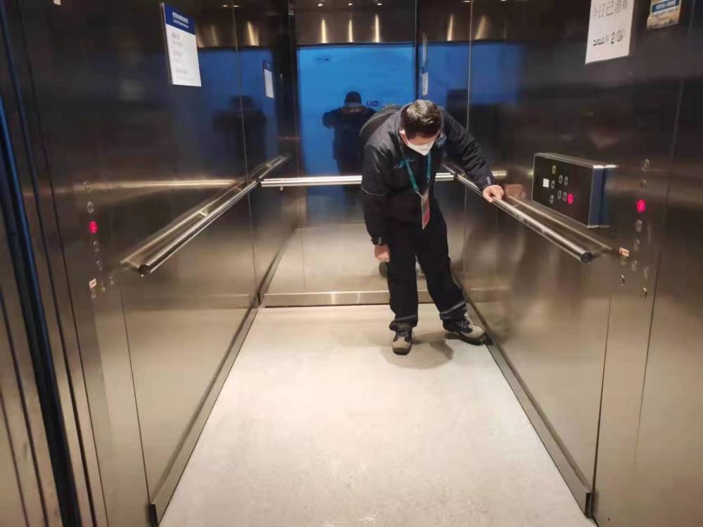 更新全场18部无障碍电梯,在轿厢内增加不锈钢镜面和扶手操作面