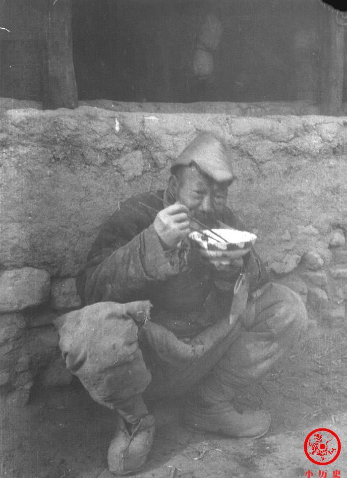 民国甘肃老照片:老汉蹲在墙角吃饭,秃鹫成群集结场面吓人_腾讯新闻