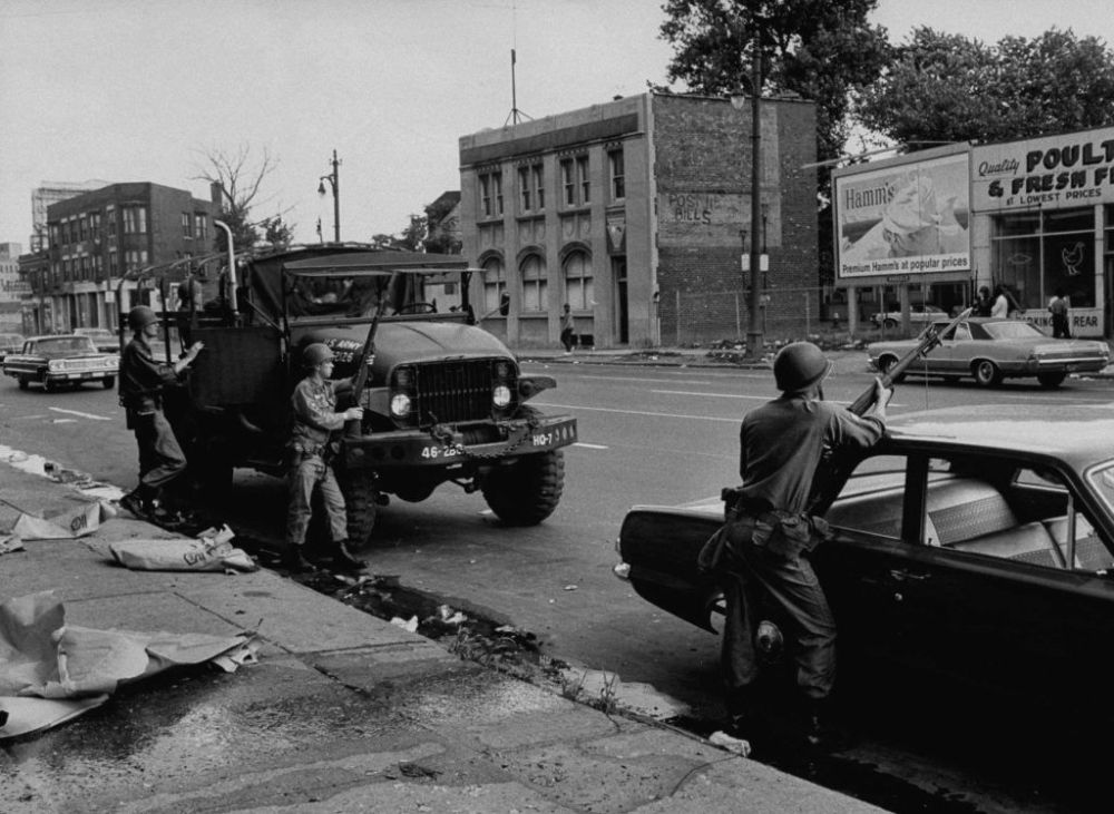 1967年美國底特律騷亂坦克直接開上了街頭汽車城徹底廢了