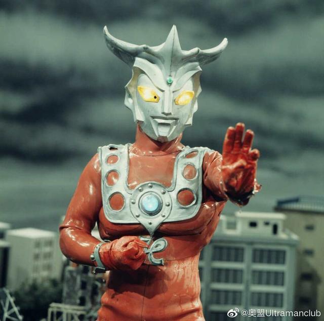 飞踢,都是李小龙的招牌动作,而且雷欧的饰演者真夏龙老先生年轻的时候