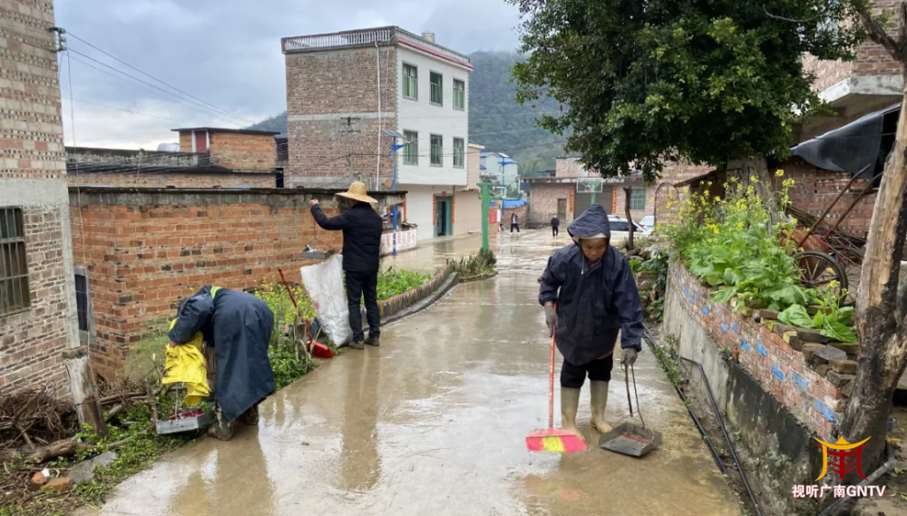 连日来,在广南县板蚌乡的各个村组,人居环境大整治行动轰轰烈烈地开展