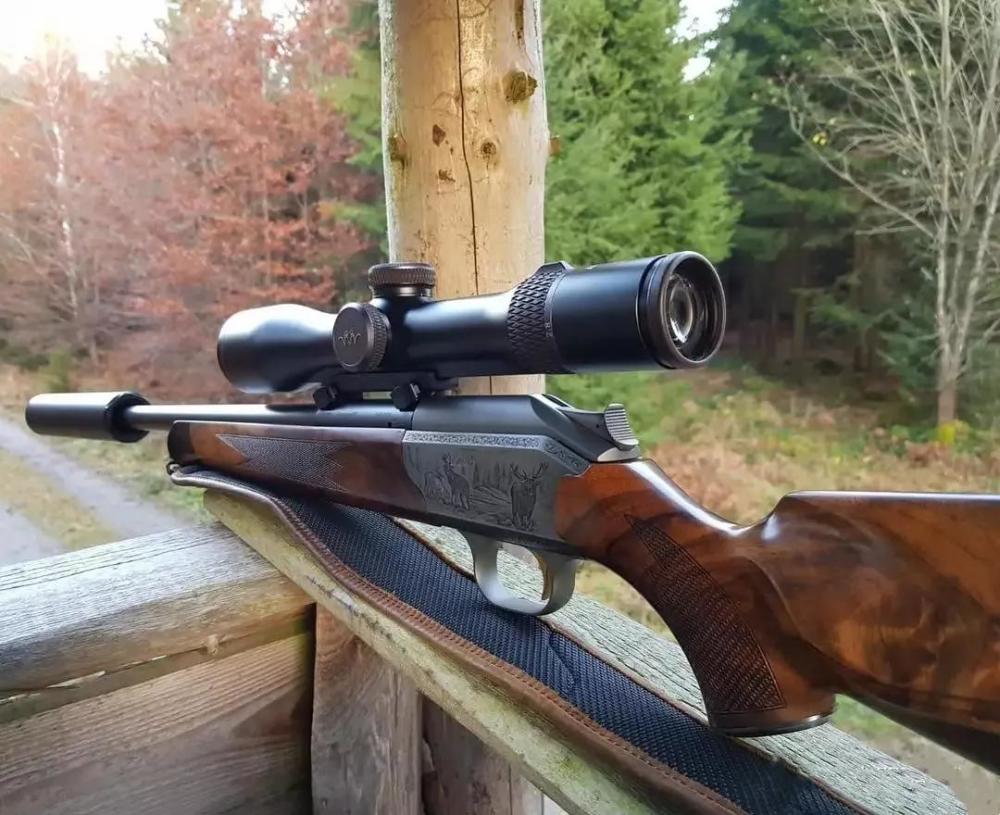 这种k95短猎枪的扳机护圈比较大,即便是在天冷的时候,戴着厚厚的手套