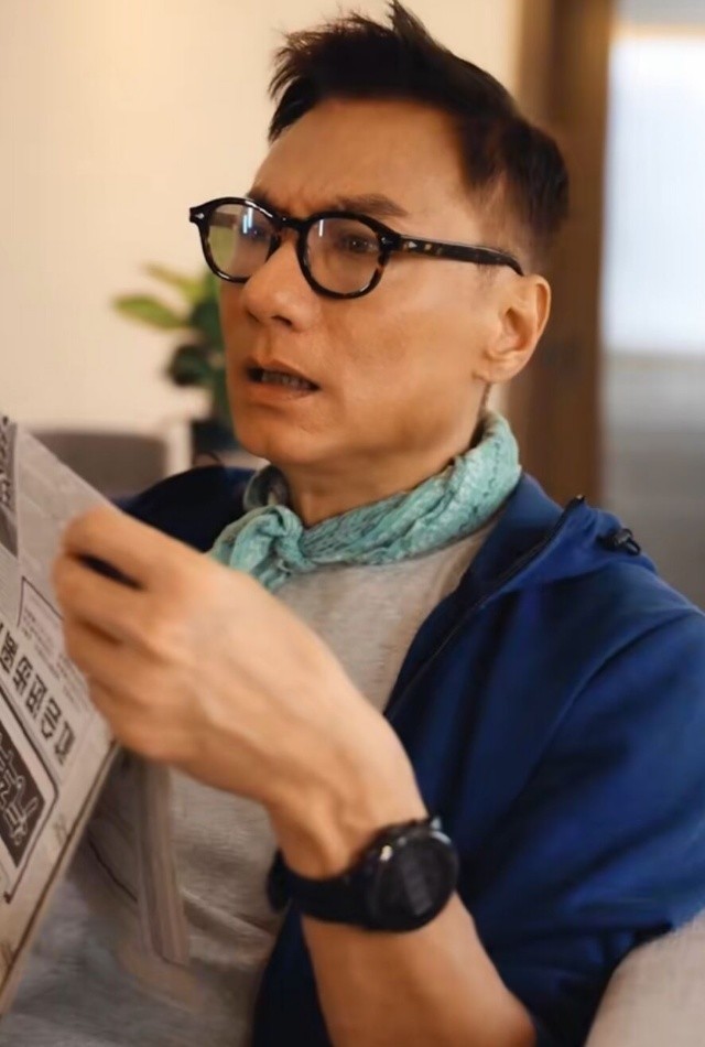 曝光照片中,一身运动穿搭的林俊贤脖子上系着方巾,脸上架着黑框眼镜