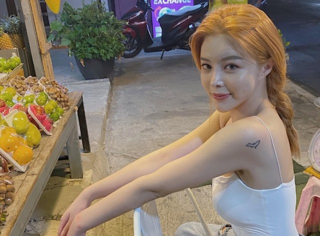 苏恩停播一个月后回归首播就搞大动作穿着清凉还自曝身材