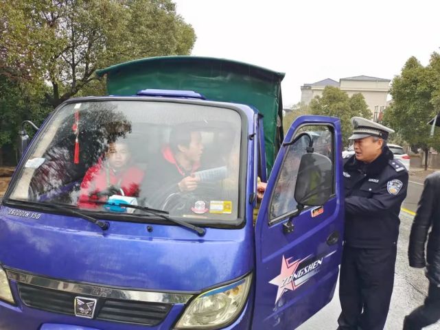 都昌交警查處三輪車違法載人