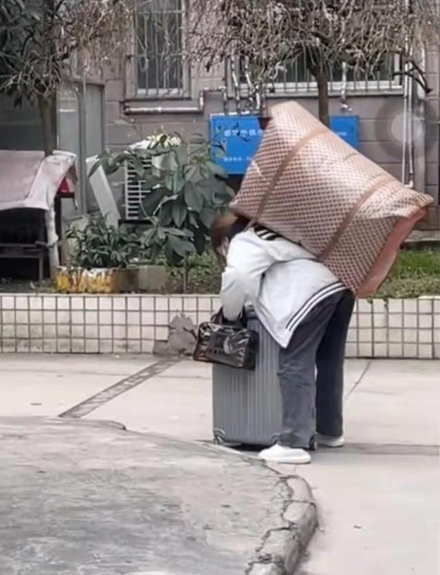 贵州女大学生返校背着大袋行李,腰都直不起来,背影让人很心疼