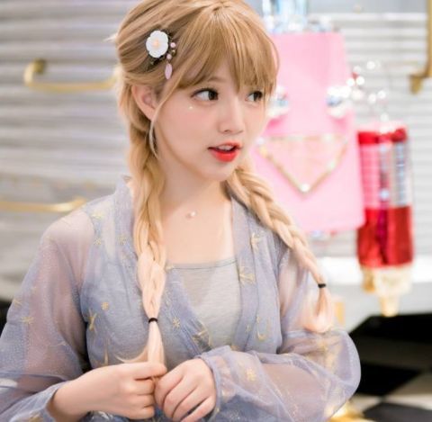 国服第1萝莉王奕萌玩cos太拼下雪天光膀子拍照不愧是顶流网红