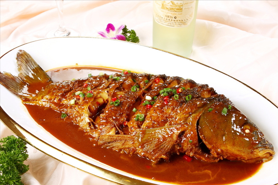 做红烧鱼最忌直接烧难怪粘锅糊底又破皮大厨这样做才对