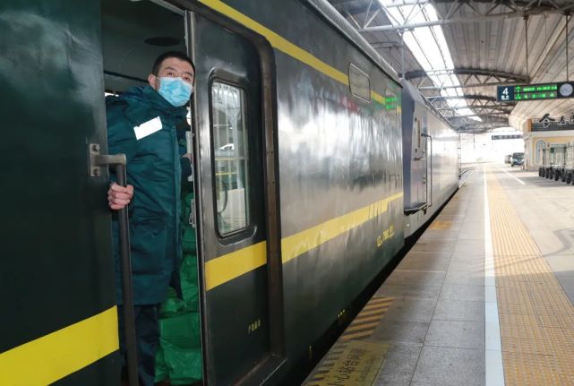 平日押运火车邮件今天他传递冬残奥会圣火