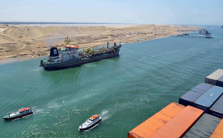 苏伊士运河宣布中立英国海军高层暴跳如雷目送俄货轮扬长而去