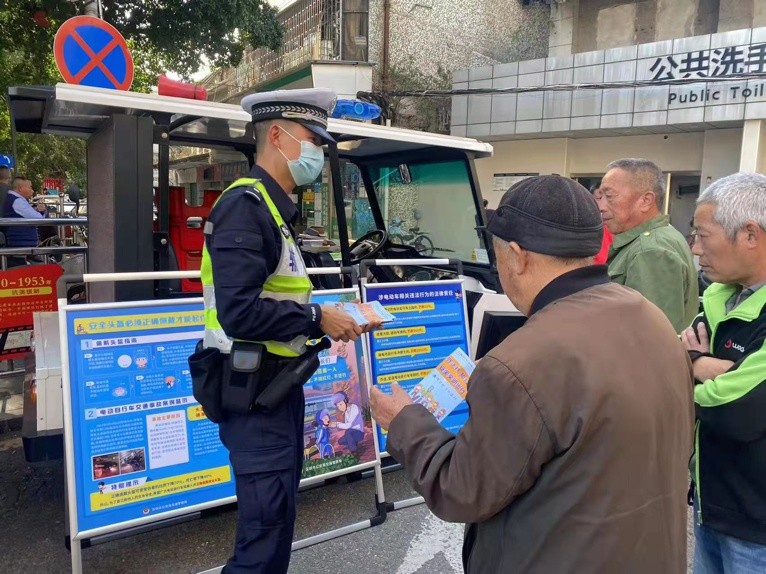 龙岗交警开展"马路课堂"式宣传劝导_深圳热线