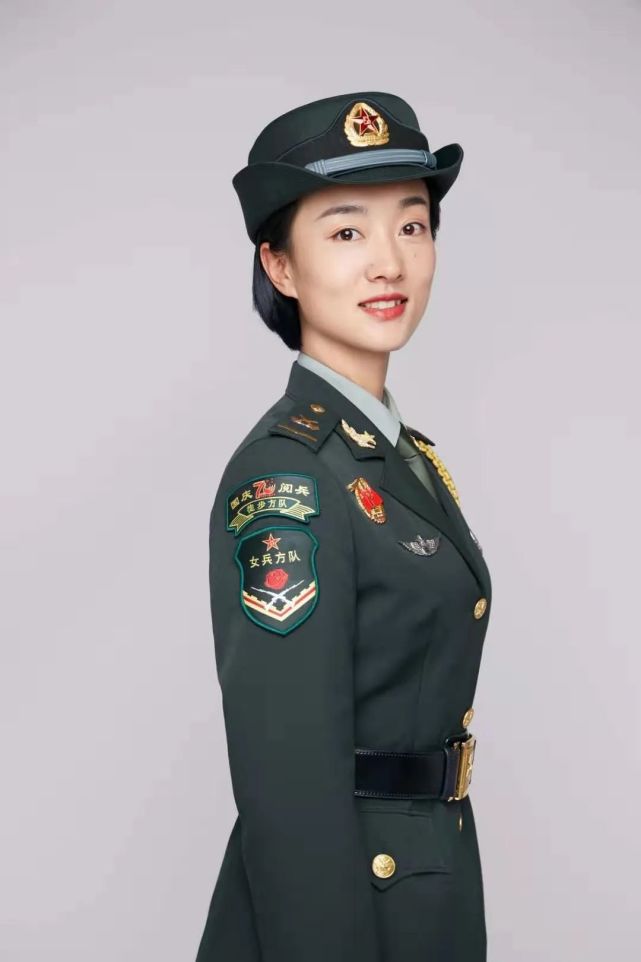 短头发穿军装的那种