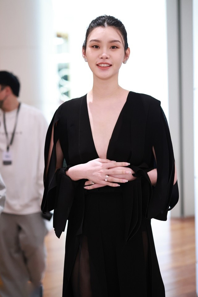 奚梦瑶二胎产后复工穿薄纱套装御姐归来范脸变圆润气质显温柔