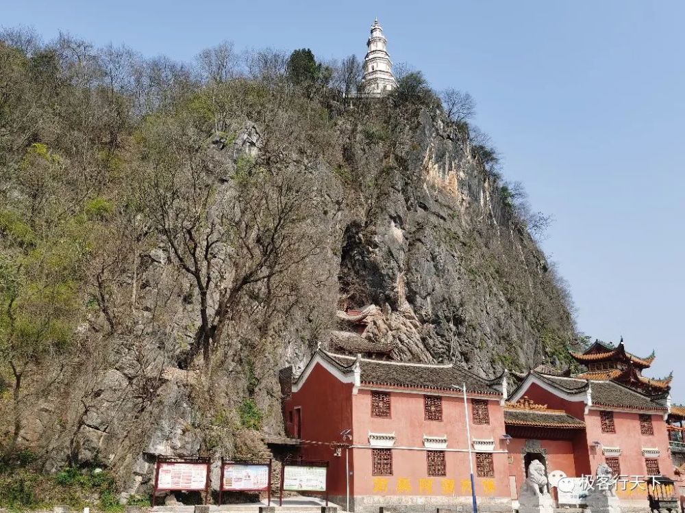 豸山的南面山脚下对着沱江的地方,建有豸山寺,主殿位于岩洞之中,远远