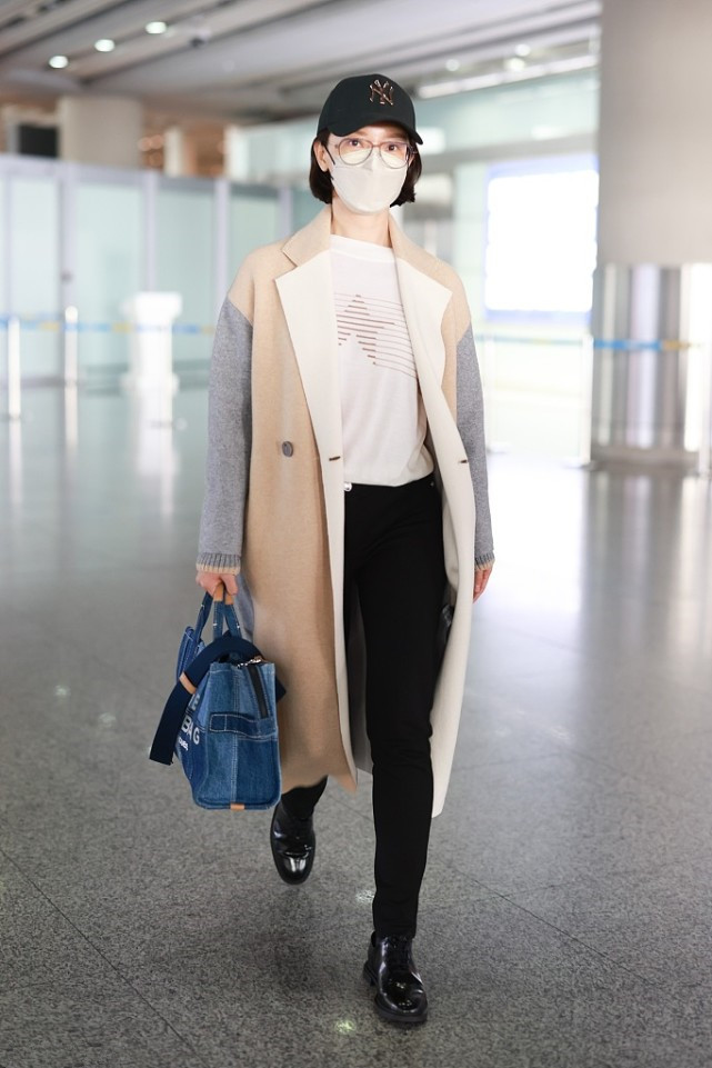 陈数真是好气质,穿呢大衣搭黑色休闲裤,状态别提多好了!