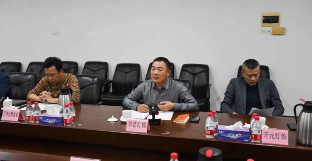 中山市两益照明有限公司董事长欧新见认为,可以率先打造一个古镇灯饰