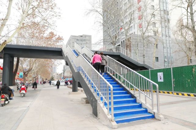 南北向跨越滏阳路宽度5米十三中学大门东侧峰峰首个天桥位于点击播放