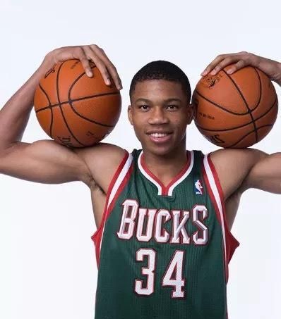 13年第15顺位进入nba的他,儿时的时候是随着父母偷渡来到希腊的,因为