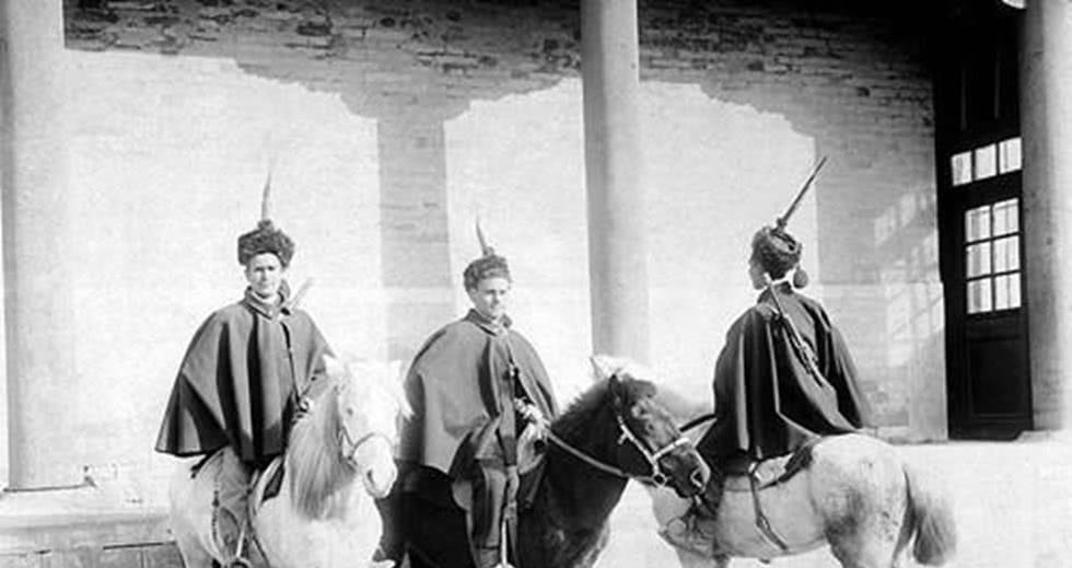 北京发现太监李莲英墓，报废3个铁锤才打开，棺中景象让专家看懵60年代课本