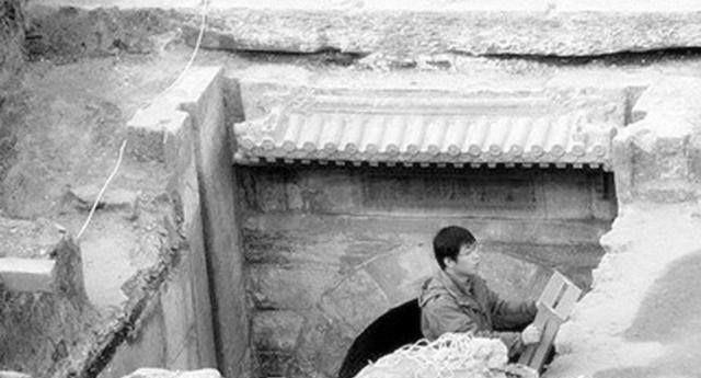 北京发现太监李莲英墓，报废3个铁锤才打开，棺中景象让专家看懵60年代课本
