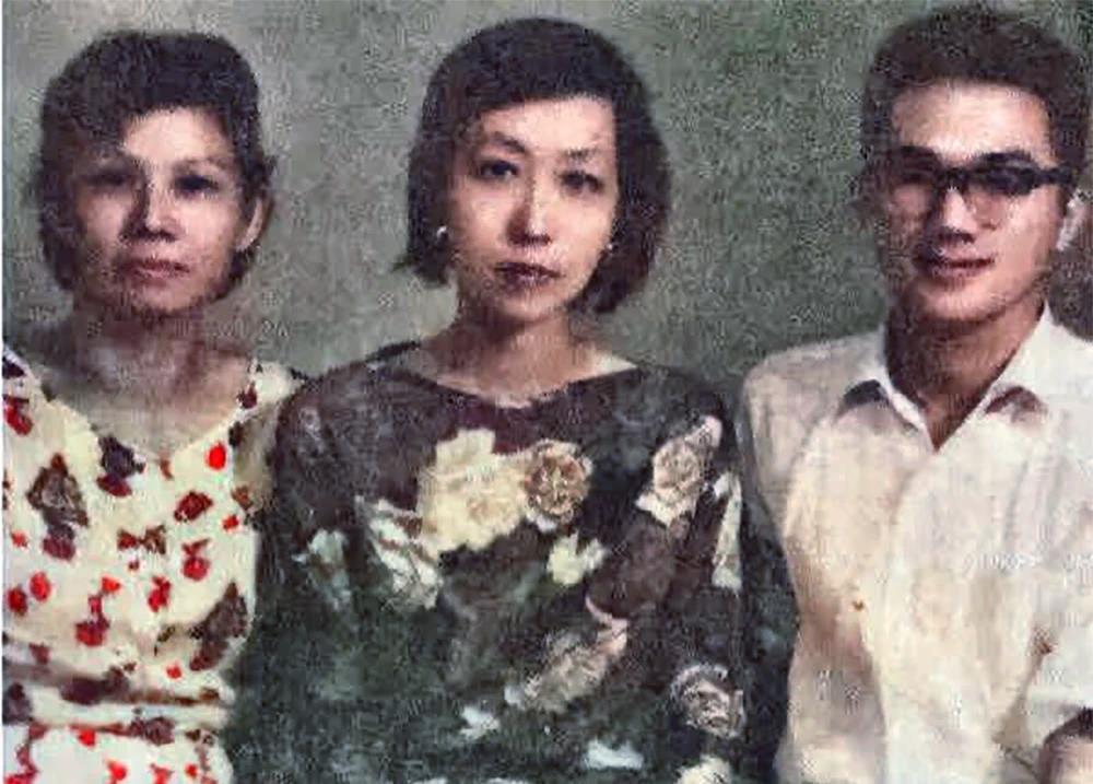 张爱玲(中)与朋友在一起张爱玲经济拮据,邝文美便把她介绍给了在邵氏