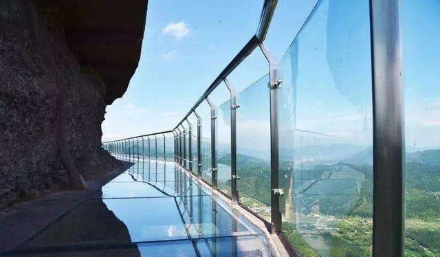 国内最刺激的玻璃跳台脚下全透明高达2500米身边甚至云雾环绕