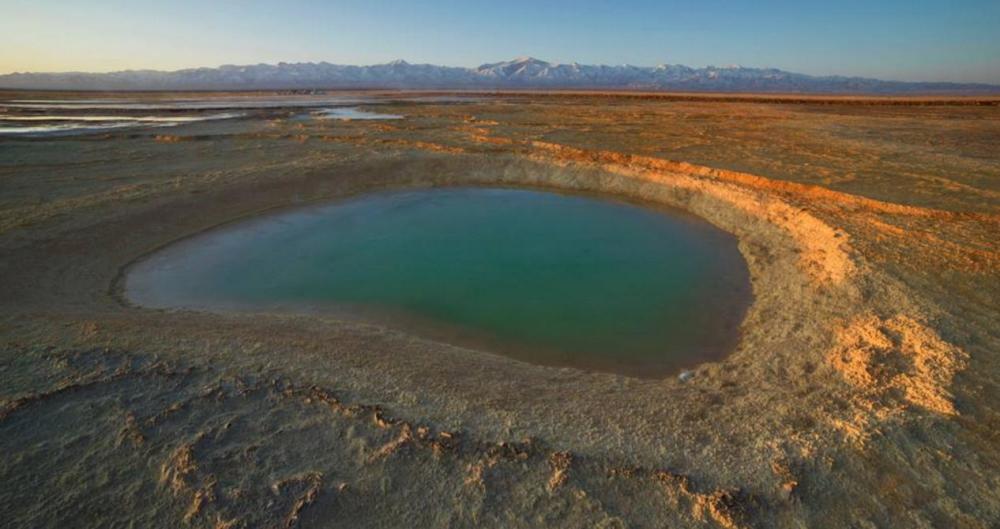 我国最恐怖的泉眼千年来泉水不停方圆百里却寸草不生十分荒芜