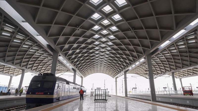 郑州南站热滑试验开始吊顶形似鹤羽