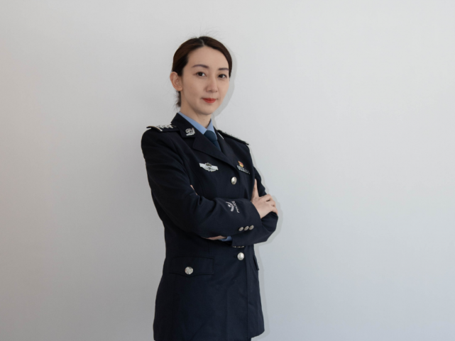 警花说来啦快为你心目中的她投上一票