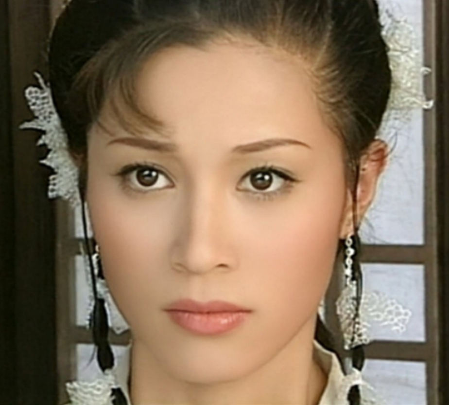 《凤在江湖》,这是她拍的第一部影视作品,她在剧中饰演侠女梅蝶,这部