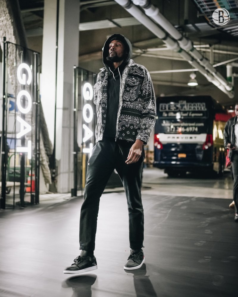 他来了篮网晒杜兰特入场照眼神坚毅面露凶狠主帅称无出场时间限制