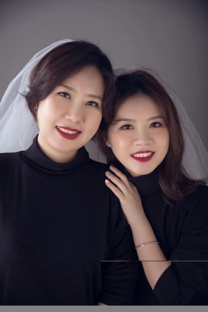22岁的吴宝欣发来了她和妈妈的合影,从照片上看这对娘俩超级神似.