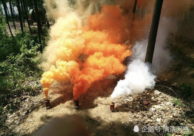 然后找个喝豆浆的吸管,减出长4厘米的吸管,堵住吸管一头,然后灌满红磷