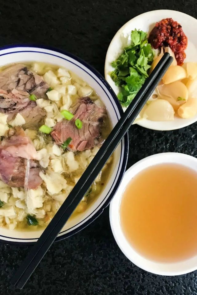 一碗羊肉泡馍一壶黄桂稠酒胜似多少山珍海味