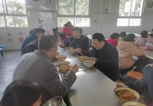赵店乡中心小学：领导陪餐，守护“舌尖上的安全”
