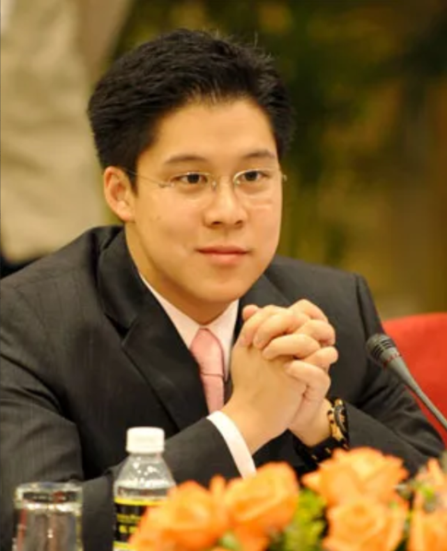 霍启刚到达北京