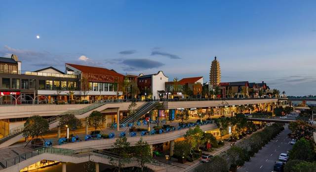 记者开车绕行昆明滇池国际会展中心,尽管是工作日,王府井滇池小镇依然