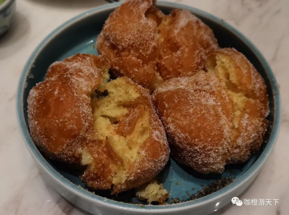 莎翁吃起来外皮酥脆,里面松软,很像是油炸过的面包.