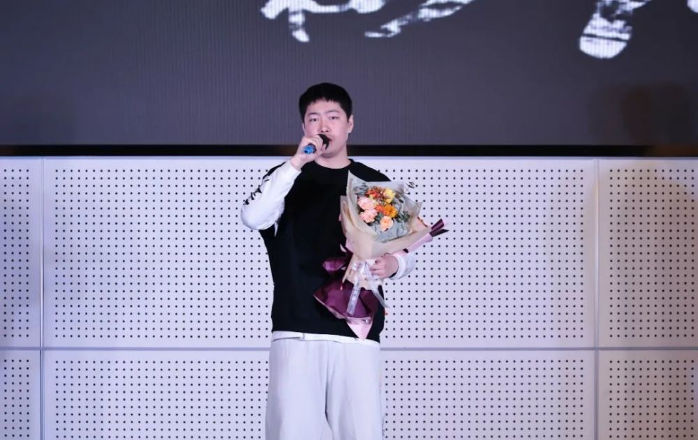 平山区院张沪演唱《如愿》▲市院李英旭演唱《海阔天空》▲市院韩旭