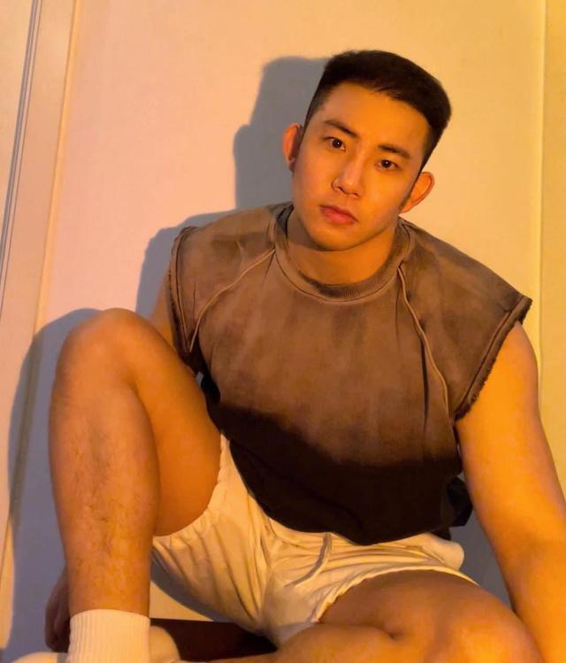 滑板小子帅气有型爱健身爱运动练就了壮实肌肉真圈粉