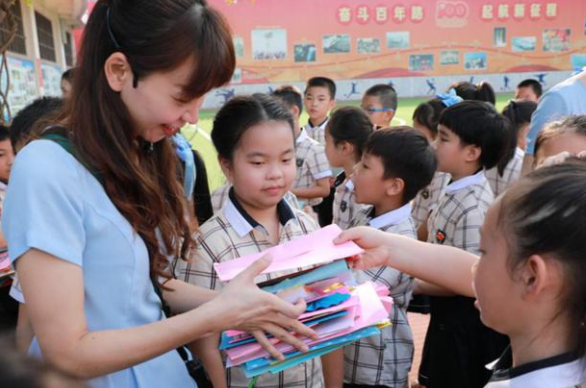 孙卓小学合影图片