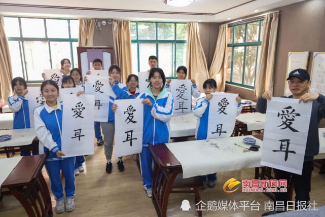 当日,记者来到南昌市启音学校,体验孩子们的书法课堂,手工课堂,语文