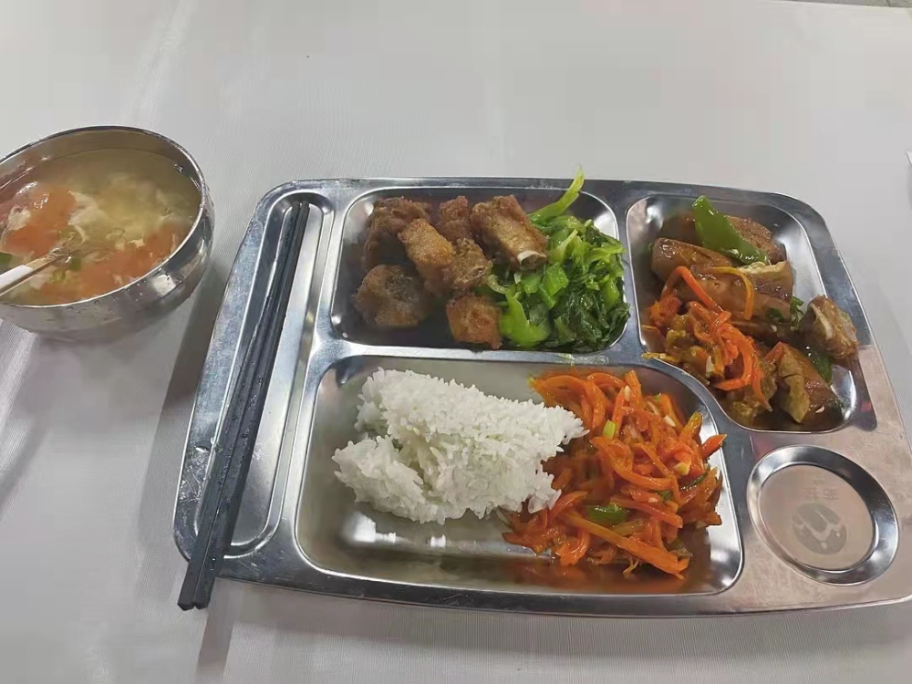 工厂食堂换新老板,男子吐槽价格贵,老板委屈:承包费一年20万_腾讯新闻