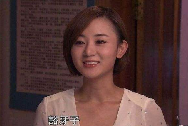 小李秘书不是没有喜欢的人,当初宋晓峰上位时,编剧把他捧得很高,剧中