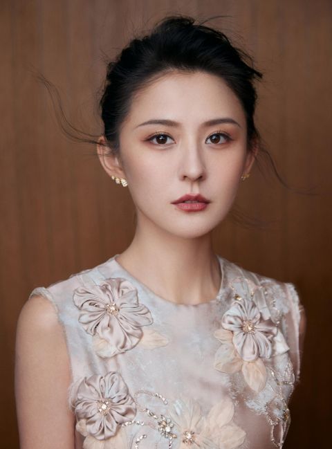 热依扎着刺绣连衣裙搭配丸子头 古典韵味碰撞时尚格调_腾讯新闻