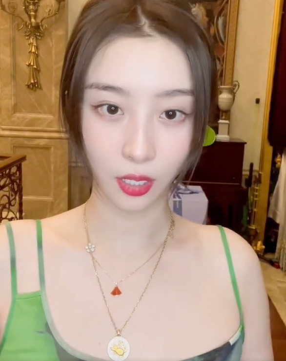 24岁赵小棠穿吊带裙秀身材后背大片彩色纹身抢眼豪宅内景奢华